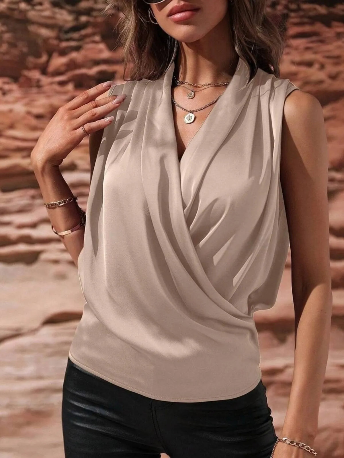 Charlotta ärmlös blus, champagne
