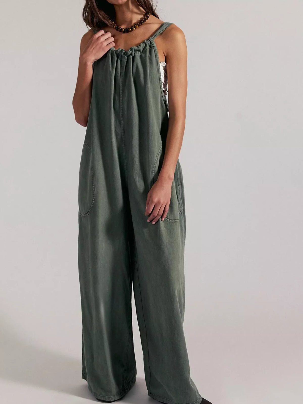 Doreen ärmlös jumpsuit, militärgrön