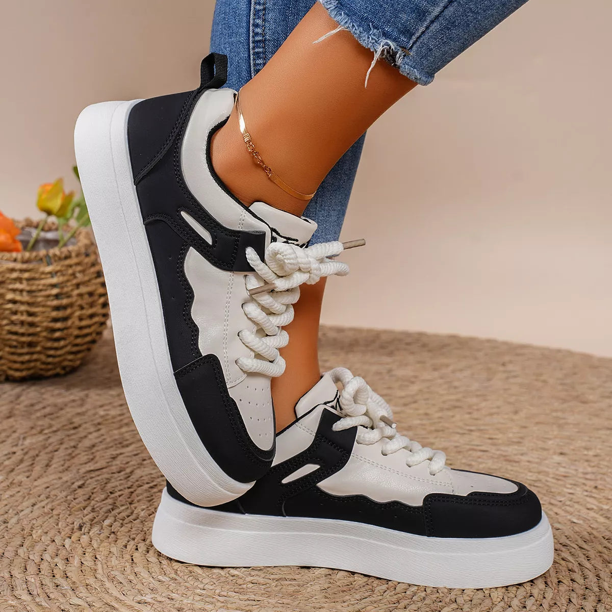 Rafaela sneakers i läderlook, svart