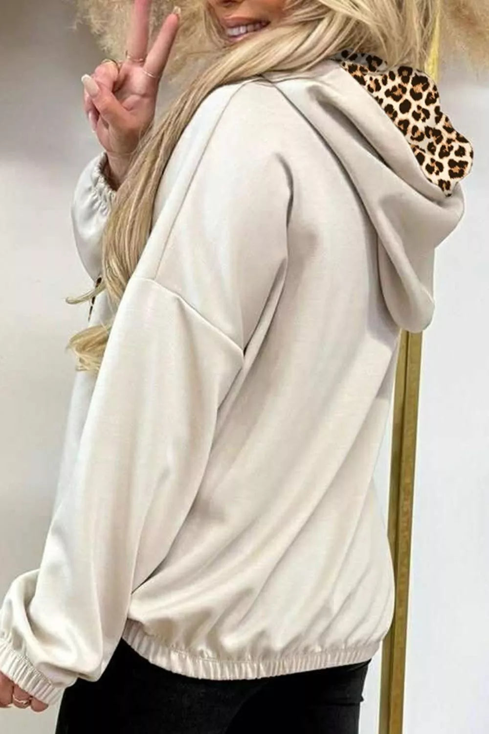 Brynja leopardmönstrad hoodie