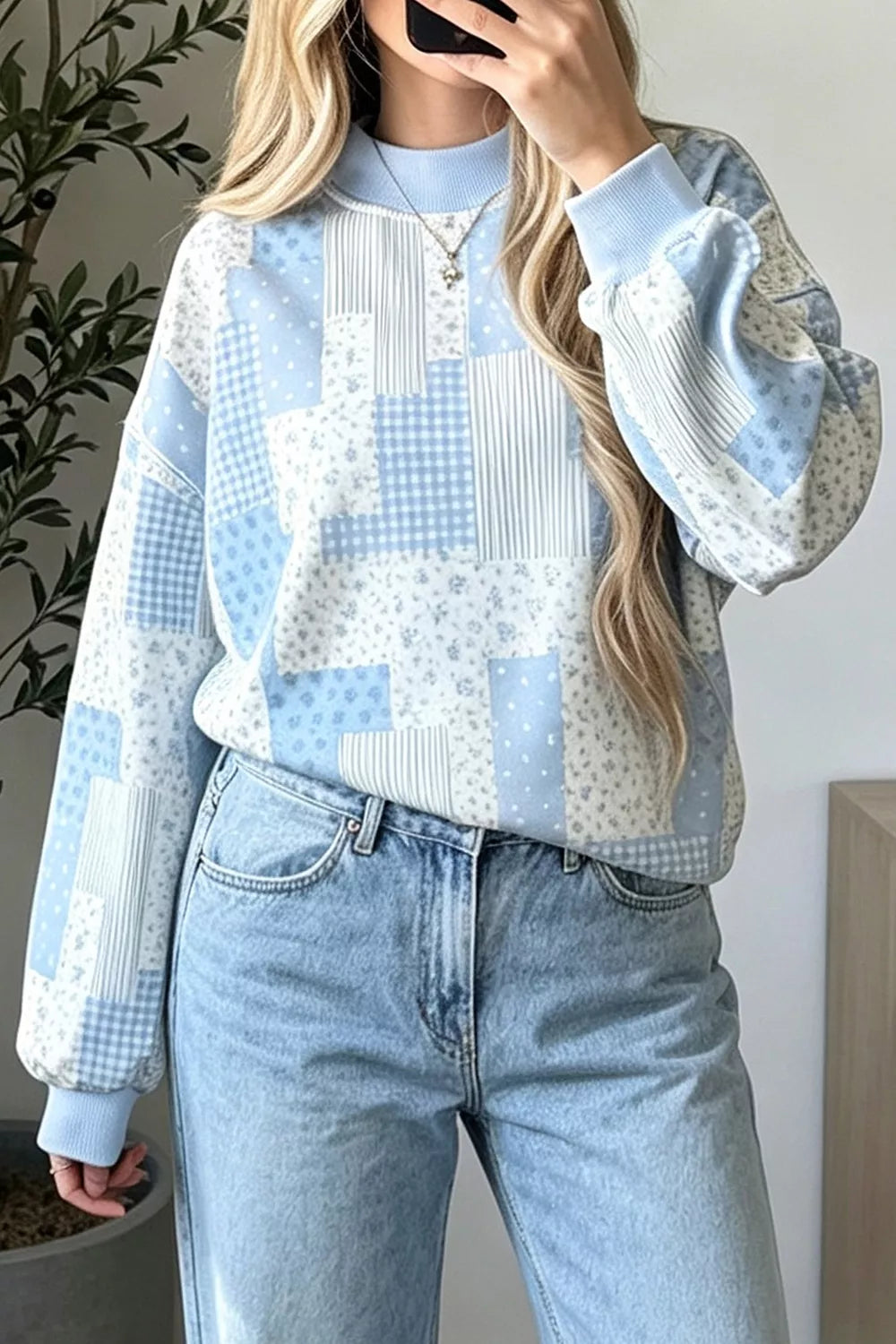 Borghild sweatshirt med patchworktryck, ljusblå
