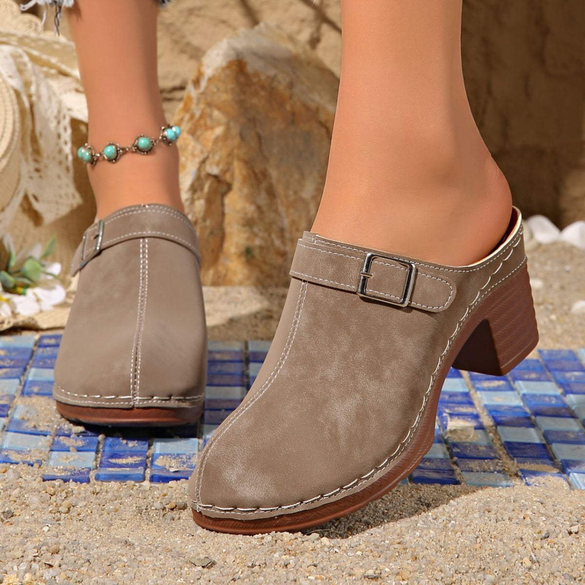 Kirsi slip-ons i läderlook, khaki