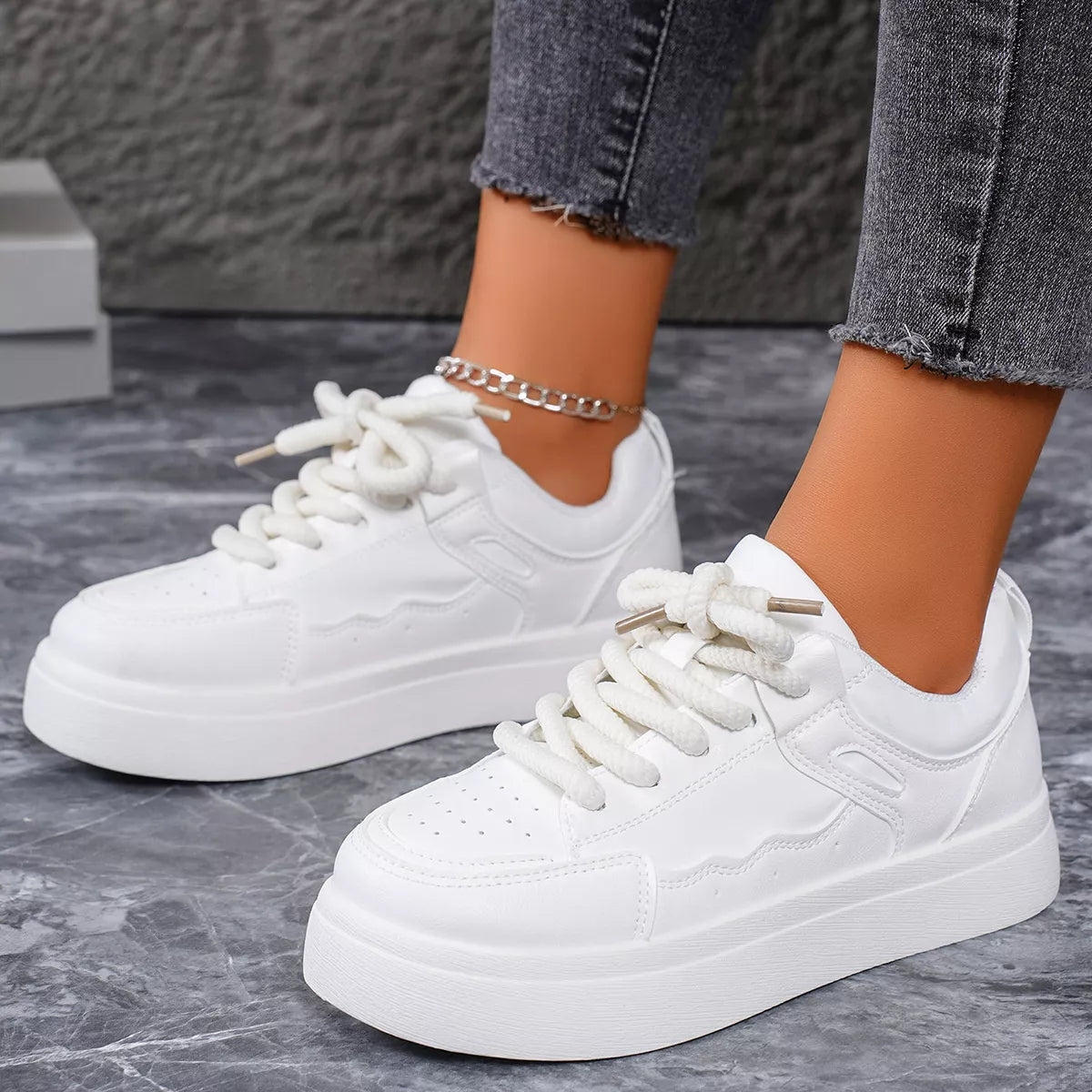 Rafaela sneakers i läderlook, vit