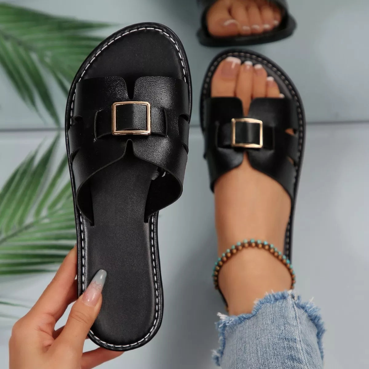 Adria sandaler i läderlook, svart