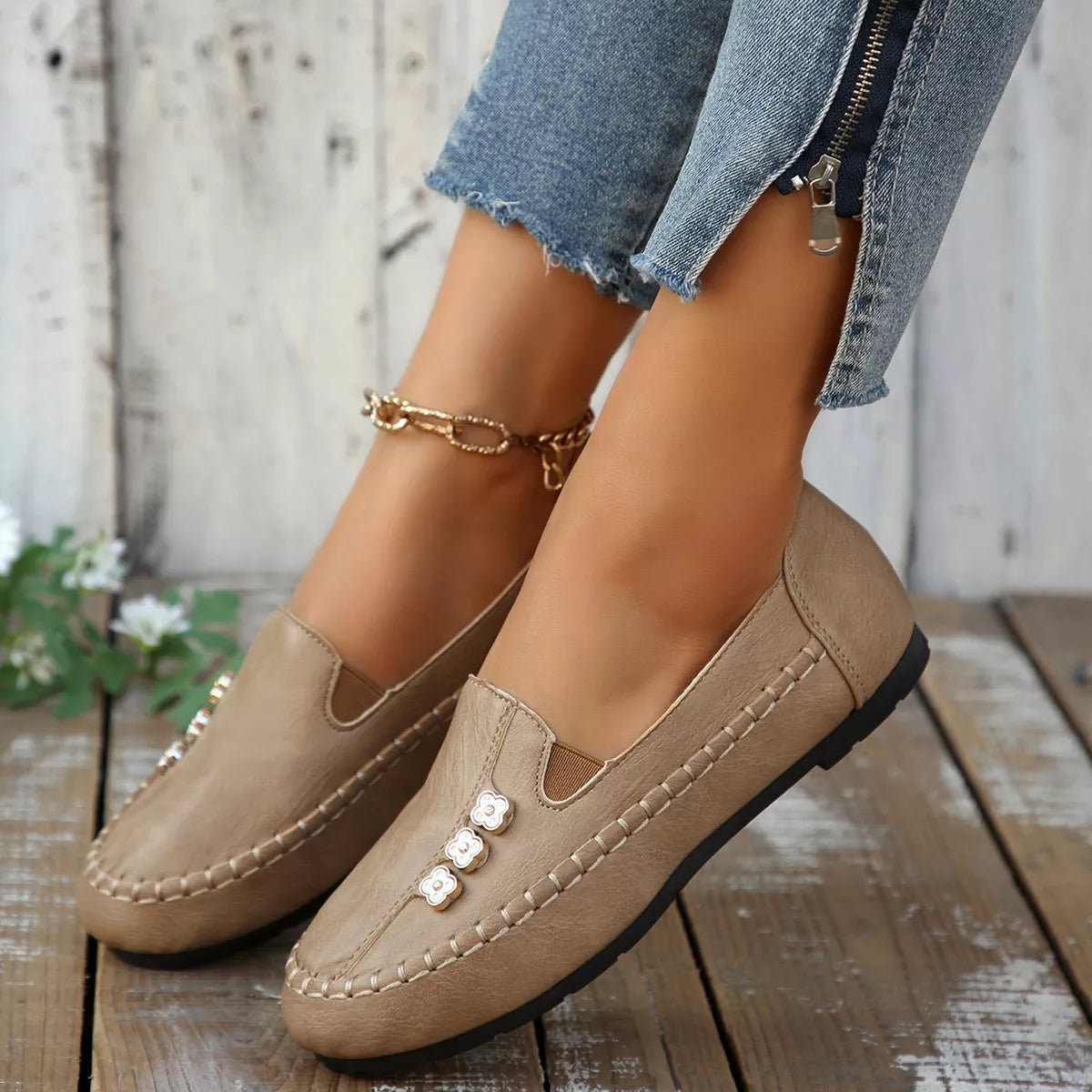 Gesa slip-ons i läderlook, khaki