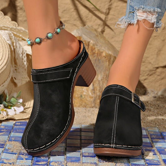 Kirsi slip-ons i läderlook, svart