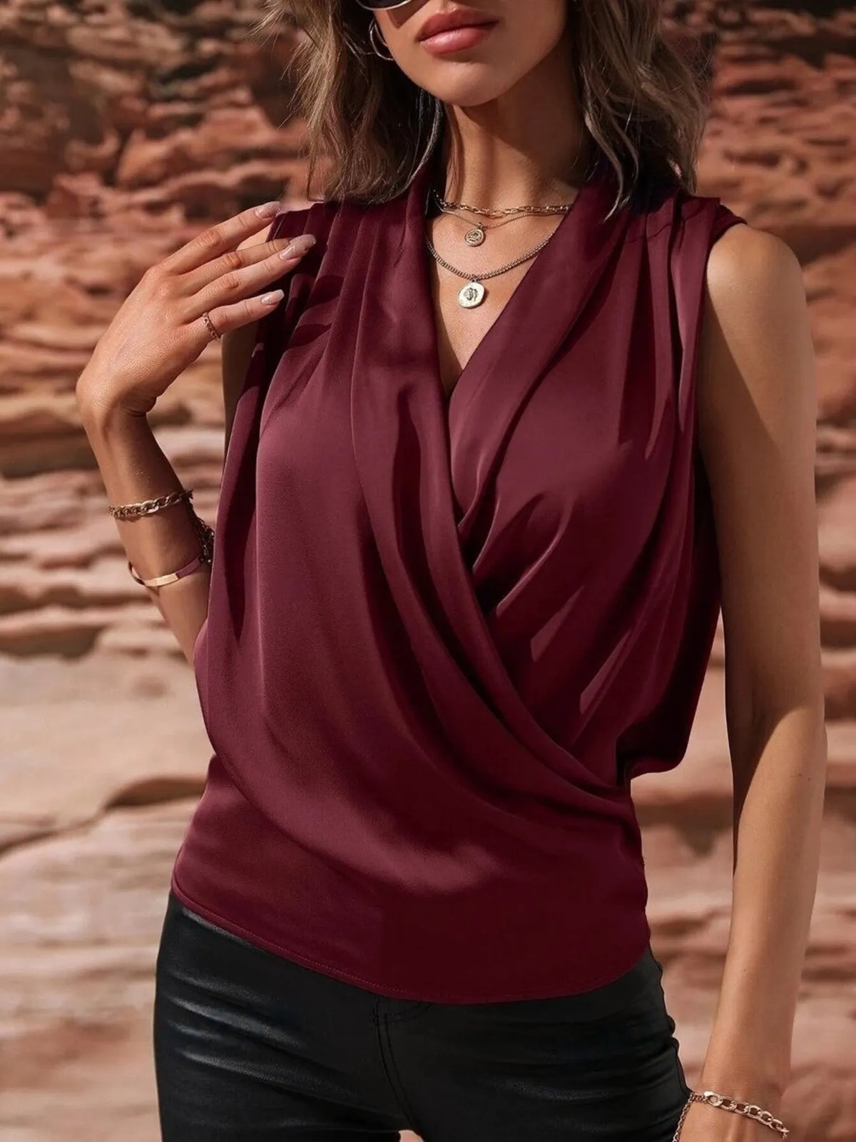 Charlotta ärmlös blus, vinröd